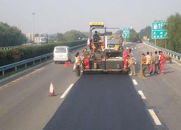 集團公司承攬河南省首次大面積運用UTAC-10工藝進行高速公路養(yǎng)護項目順利通過驗收