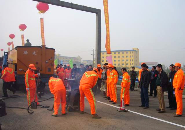 集團(tuán)公司新技術(shù)、新機(jī)械、新材料在全省高速公路職工技能競賽中全面展示