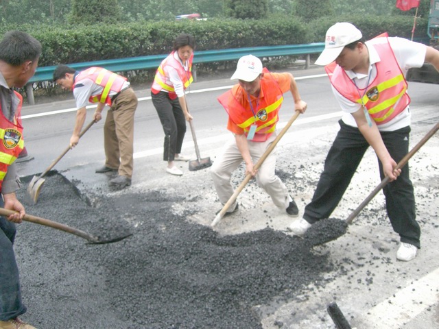 公司總部黨員到工地一線(xiàn)參加勞動(dòng)